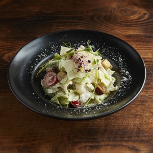 Cézár saláta friss tonhallal 